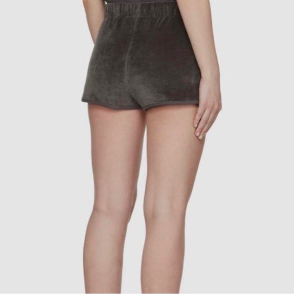 essentials shorts - Picture 4 of 4